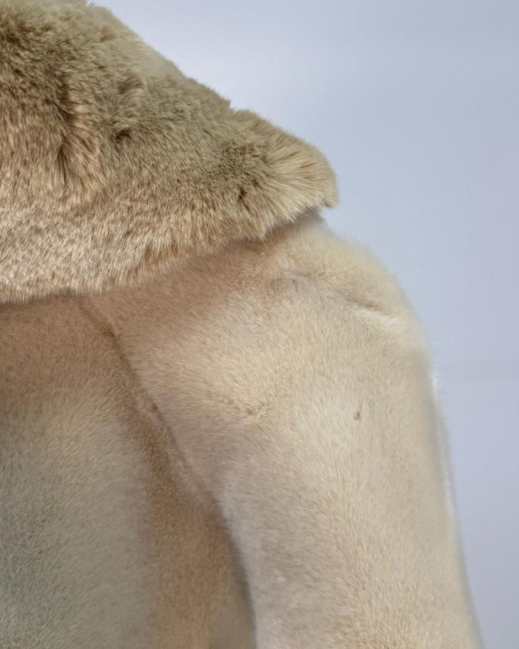 Manteau long femme en fausse fourrure vegan crème, texture douce et soyeuse, large col effet shearling enveloppant, coupe fluide élégante, confection artisanale parisienne MQV Paris.