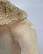 Manteau long femme en fausse fourrure vegan crème, texture douce et soyeuse, large col effet shearling enveloppant, coupe fluide élégante, confection artisanale parisienne MQV Paris.