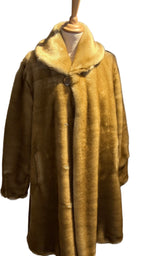 Manteau hiver femme en fausse fourrure vegan douce et soyeuse, poils courts brillants, coupe droite avec col ouvert structuré, confection artisanale parisienne MQV Paris.