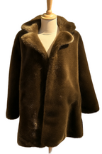 Manteau hiver femme en fausse fourrure vegan chocolat, coupe droite mi-cuisses, poils courts brillants, col ouvert, fabrication artisanale parisienne MQV Paris.