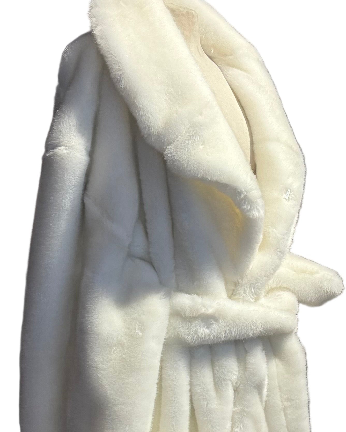 Manteau hiver femme en fausse fourrure vegan blanche, coupe droite légèrement ample, toucher velouté, doublure satinée, confection artisanale parisienne MQV Paris.