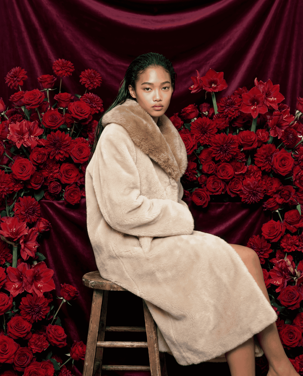 Manteau long femme en fausse fourrure vegan crème, texture douce et soyeuse, large col effet shearling enveloppant, coupe fluide élégante, confection artisanale parisienne MQV Paris.