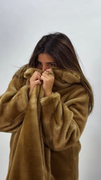 Manteau hiver femme en fausse fourrure vegan douce et soyeuse, poils courts brillants, coupe droite avec col ouvert structuré, confection artisanale parisienne MQV Paris.