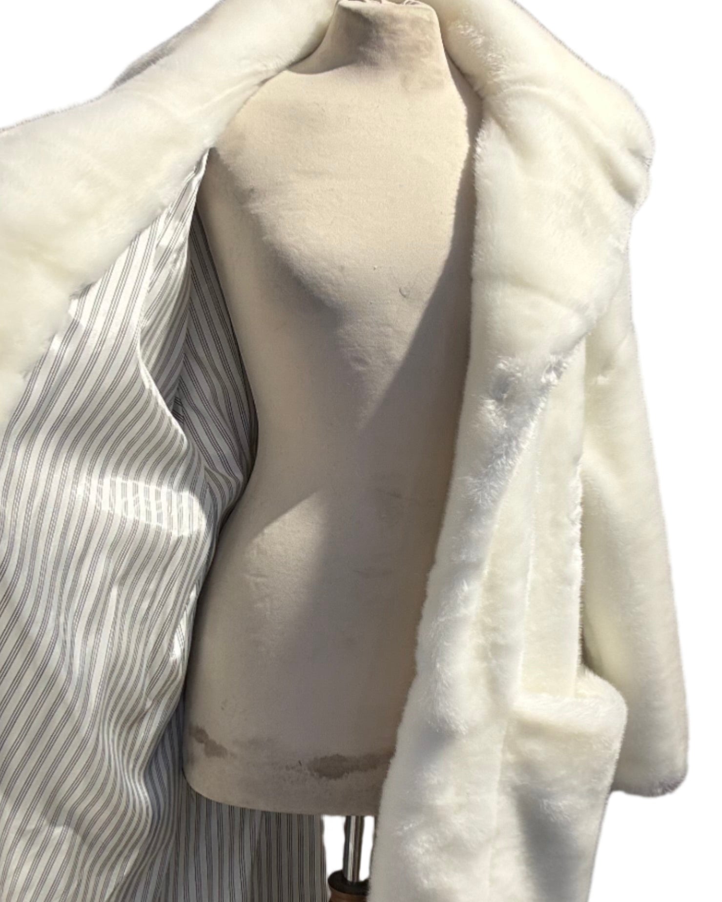 Manteau hiver femme en fausse fourrure vegan blanche, coupe droite légèrement ample, toucher velouté, doublure satinée, confection artisanale parisienne MQV Paris.