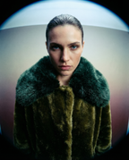 Manteau long femme en fausse fourrure vegan vert profond, poils courts brillants, col et poignets oversize contrastés, coupe droite structurée, confection artisanale parisienne MQV Paris.