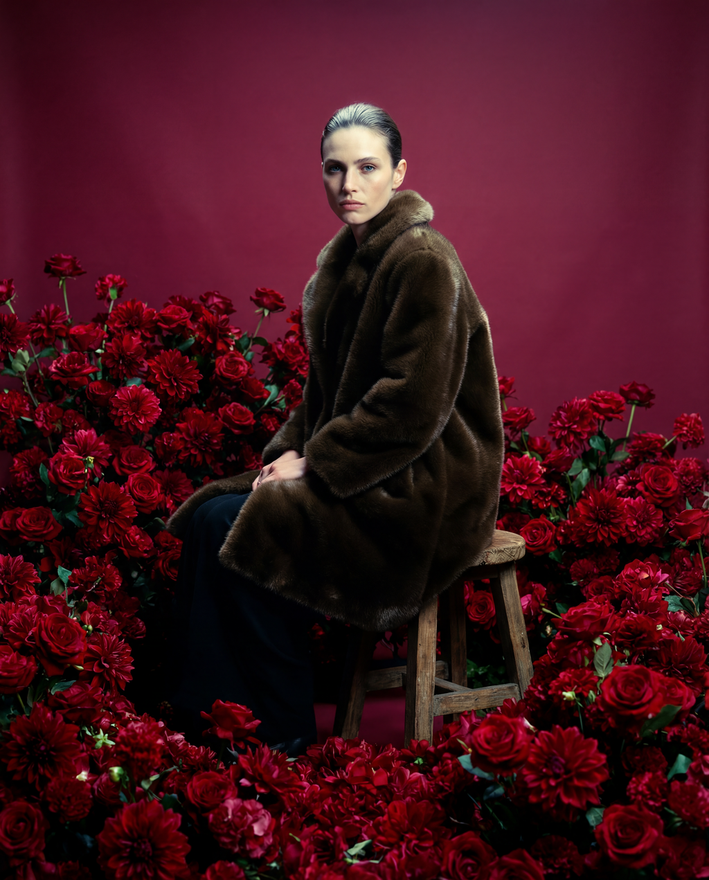 Manteau hiver femme en fausse fourrure vegan chocolat, coupe droite mi-cuisses, poils courts brillants, col ouvert, fabrication artisanale parisienne MQV Paris.