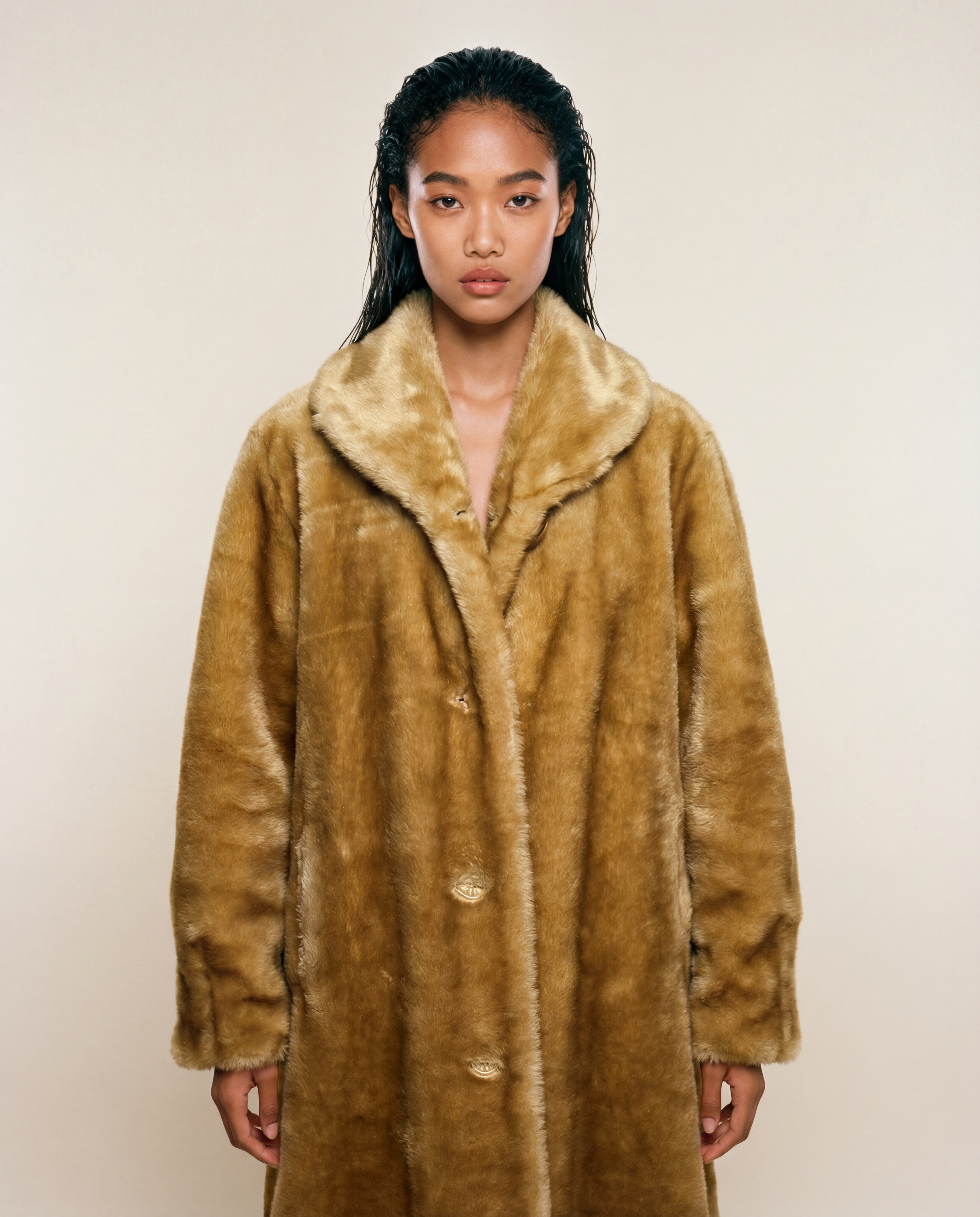 Manteau hiver femme en fausse fourrure vegan douce et soyeuse, poils courts brillants, coupe droite avec col ouvert structuré, confection artisanale parisienne MQV Paris.