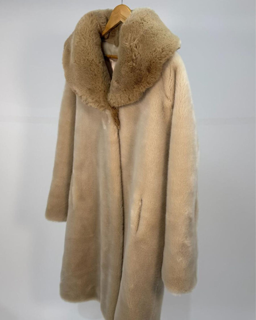 Manteau long femme en fausse fourrure vegan crème, texture douce et soyeuse, large col effet shearling enveloppant, coupe fluide élégante, confection artisanale parisienne MQV Paris.