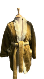 Manteau long femme en fausse fourrure vegan caramel avec col ivoire contrasté, poils courts brillants, ceinture assortie pour taille marquée, confection artisanale parisienne MQV Paris.