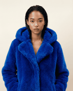 Manteau bleu en fourrure vegan La Varenne portée par une mannequin pour la collection MQV Paris