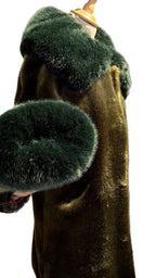 Manteau long femme en fausse fourrure vegan vert profond, poils courts brillants, col et poignets oversize contrastés, coupe droite structurée, confection artisanale parisienne MQV Paris.